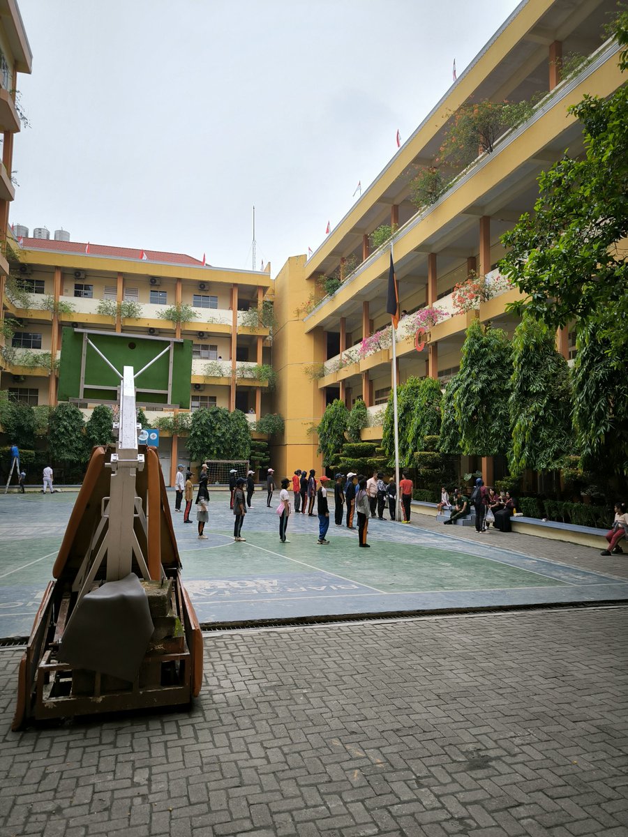 Latihan pengibaran bendera dulu guys untuk 17an