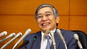 円キャリートレード物語

①昔昔、ある所にクロダというおじいちゃんがいました。
クロダはエンというお金を、超低金利で貸してくれました。
彼の国では深刻なデフレがあり、それを解消したかったのです。
お金が流通すれば、モノの値段が上がりますからね。
みんな、我先にエンを借りました。