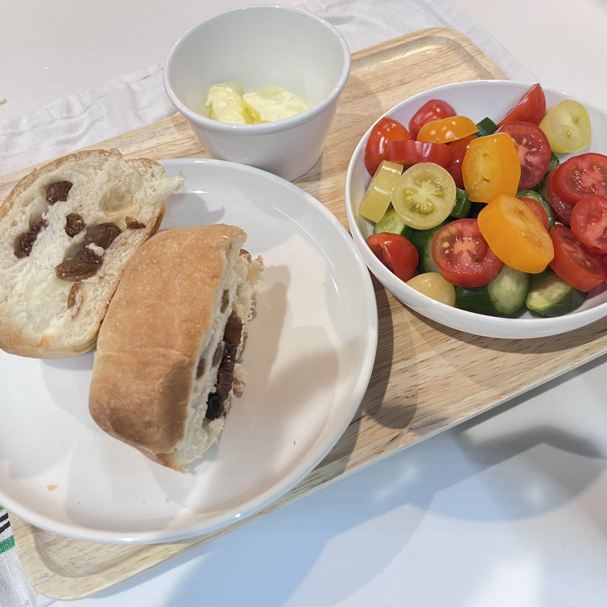 KNITatDAISY's tweet photo. 昨日は食パンとレーズンパンを焼きました
#パンを焼く #手ごねパン #朝ごはん https://t.co/H7XE7swrDN