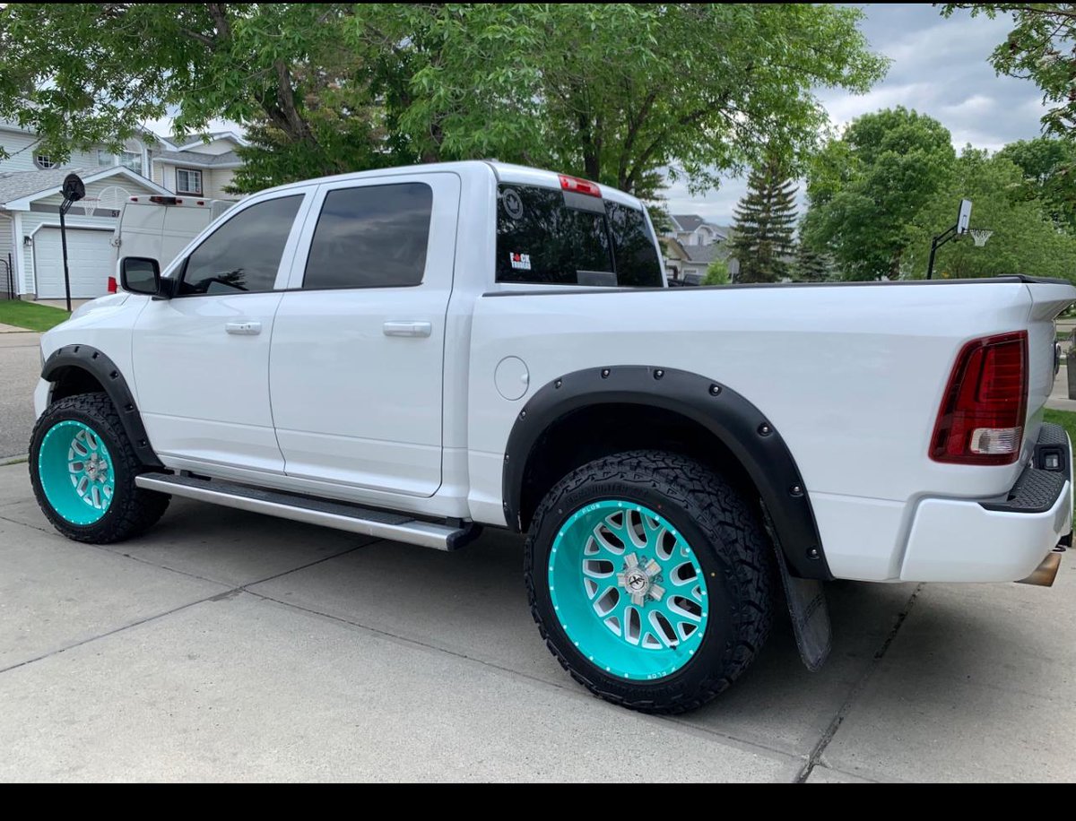 RCMPAlberta's tweet photo. Alberta RCMP Major Crimes Unit and Strathmore RCMP continue to investigate the tragic shooting which occurred August 6, 2024, in #RockyViewCounty. Through investigation, a vehicle of interest has been identified. (1/4) https://t.co/JiD3Iw8Ofv