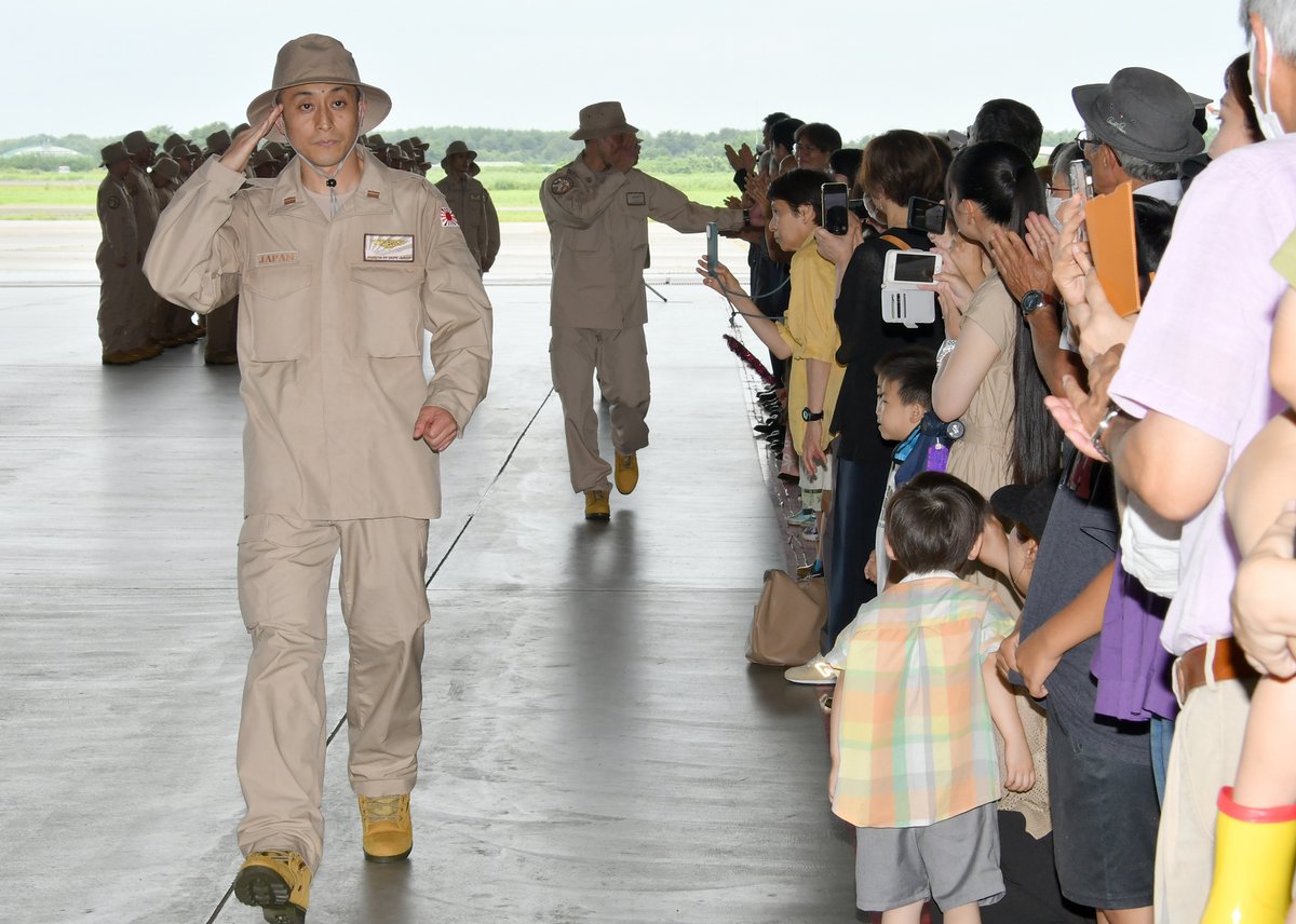 jmsdf_2aw's tweet photo. 7月２９日、第５５次派遣海賊対処行動航空隊の要因は、自衛艦隊司令部幕僚副長や多くの家族、隊員に見送られ、八戸からジブチ共和国へ向け出発しました。
#自衛隊 #海上自衛隊 #海自八戸 #JMSD  #国際貢献　　#ジブチ　#海賊対処行動 #ソマリア沖　#アデン湾 https://t.co/sCLK3fT0eG