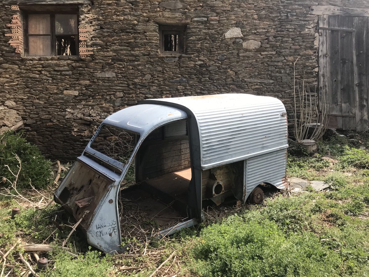 Aquesta tarda hem abandonat el vehicle, portava una balisa. #Pegasus Continuem a peu fins al port de Cabús. Un café, i cap a la Panadella. 😉