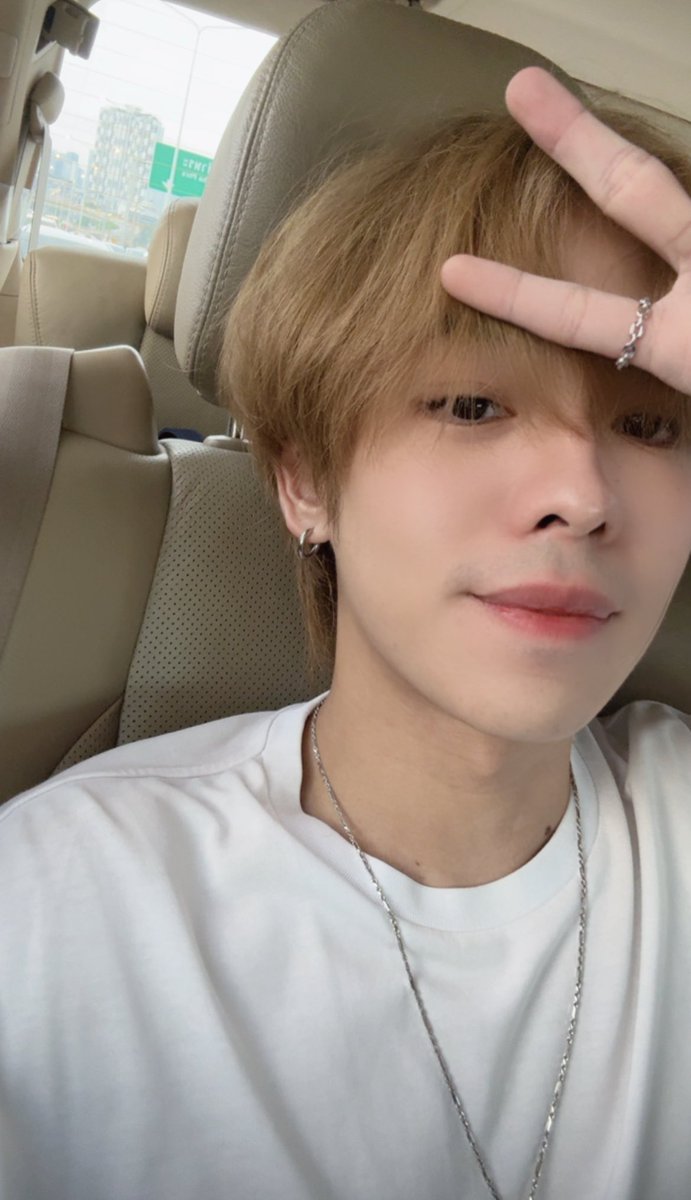 arommiee's tweet photo. วันนี้อ้วงมาทักทายแต่เช้าเลยย อรุณสวัสดิ์เช้าที่สดใสค้าบบบ เดินสายโปรโมทเพลงใหม่รัวๆๆ ปากำลังใจให้น้องเติร์ดเยอะๆๆงับ🤍🤍🤍

#THIRD_RentItFromYou 
#ThirdLapat https://t.co/Uv18uCWv3U