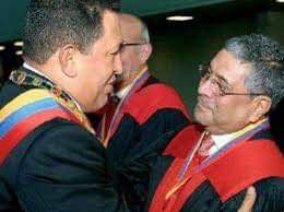 luisalfredopolo's tweet photo. Video del "magistrado" chavista Acosta Acosta, ahora en USA. El mismo que dijo que recibió órdenes de Chávez para sentenciar a los policías metropolitanos y enjuició a Simon okis. Video del 2017. https://t.co/wCE0XF9FMM