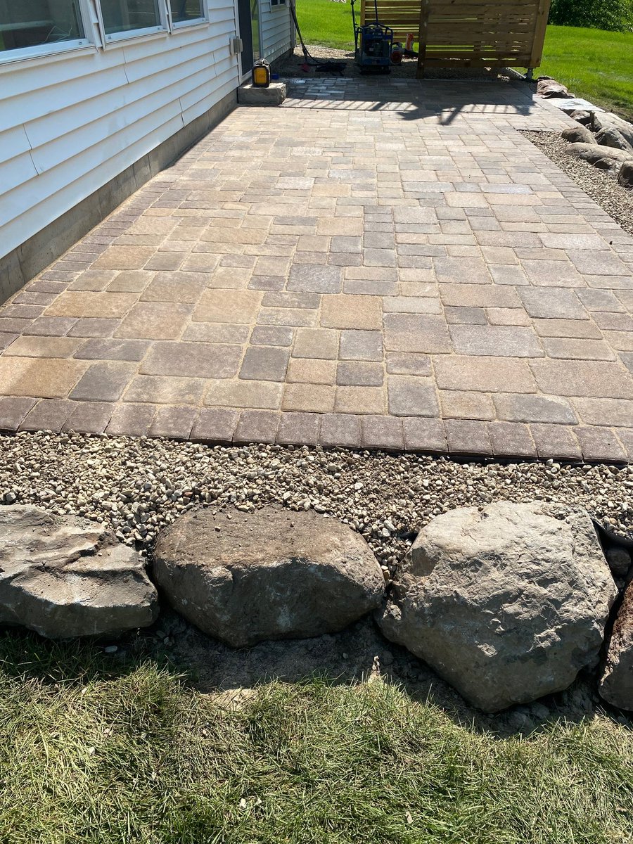JunkerNsons's tweet image. Check out this brand new patio with new steps! 😎

#newpatio #stonesteps #paverpatio