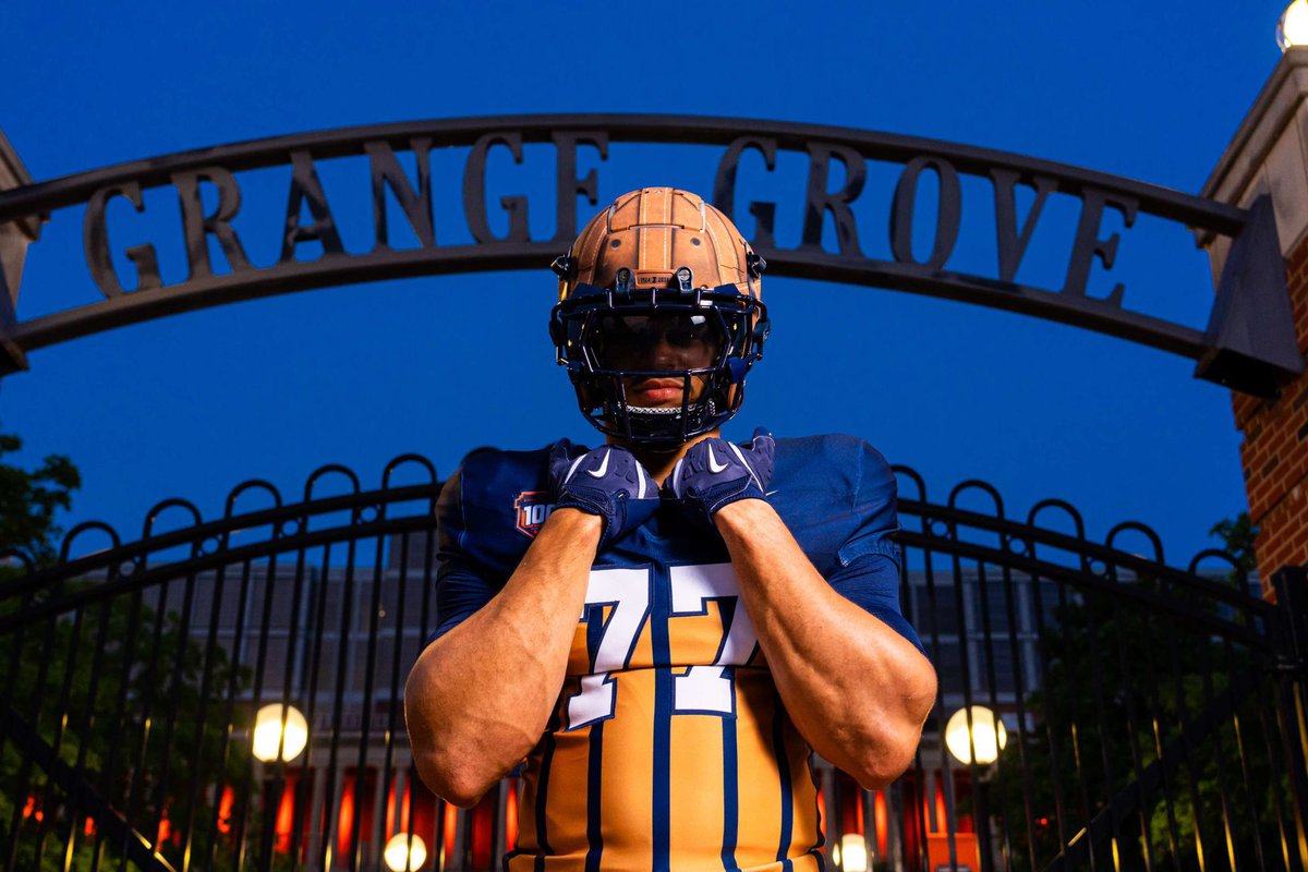 BFWshow's tweet photo. Illinois just released these 1920’s throwback uniforms that they’ll wear on October 19th against Michigan in honor of Red Grange 🔥 

(via @IlliniFootball) https://t.co/hqBpT1ahzr