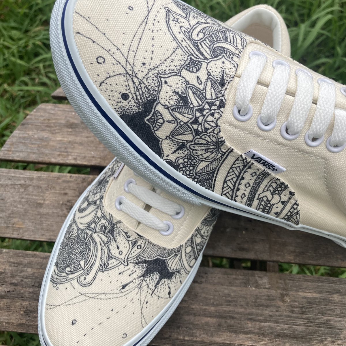 MLMSWDRAW's tweet image. 靴紐を通して完成です
#vans #customvans #handpaint