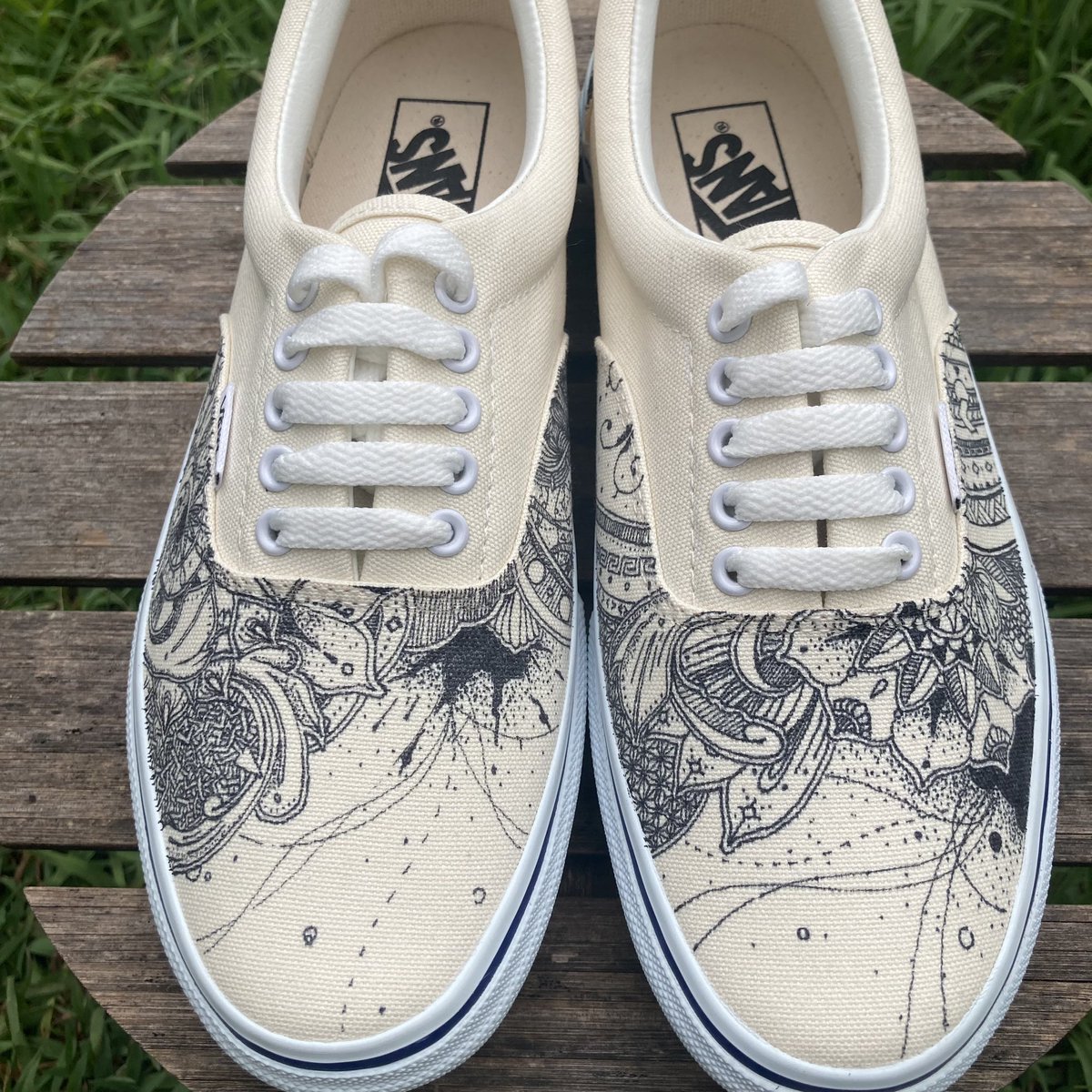 MLMSWDRAW's tweet image. 靴紐を通して完成です
#vans #customvans #handpaint