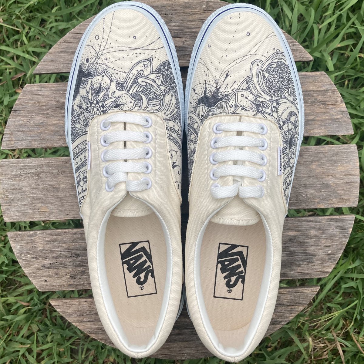 RADGAMES_WRO's tweet photo. 靴紐通すとこんな感じ
#vans #customvans #handpaint https://t.co/mZ47Clyq1Y