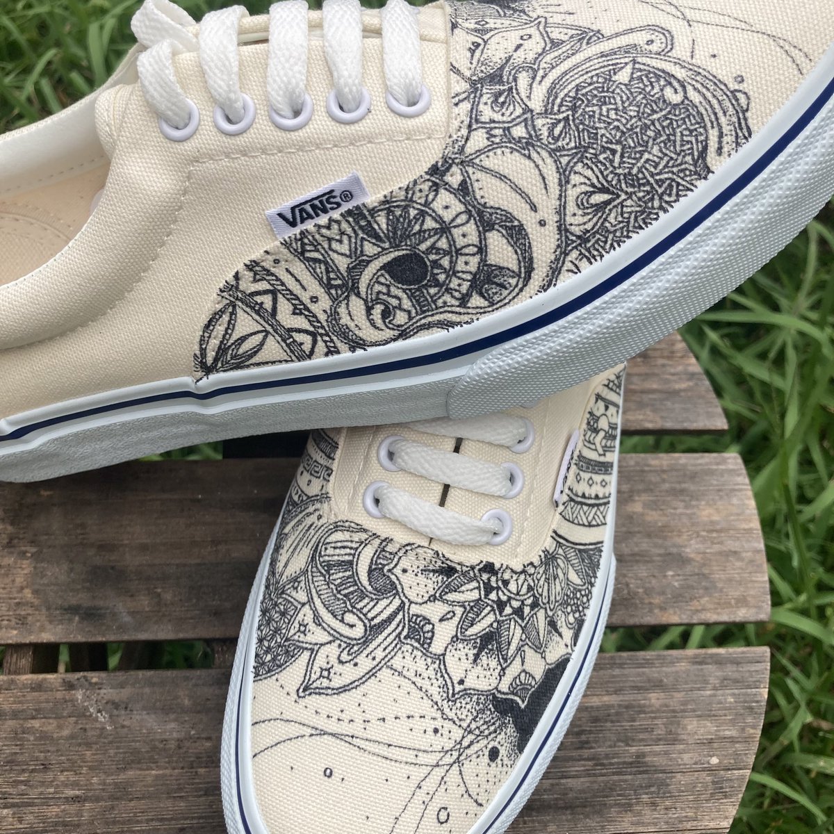 RADGAMES_WRO's tweet photo. 靴紐通すとこんな感じ
#vans #customvans #handpaint https://t.co/mZ47Clyq1Y
