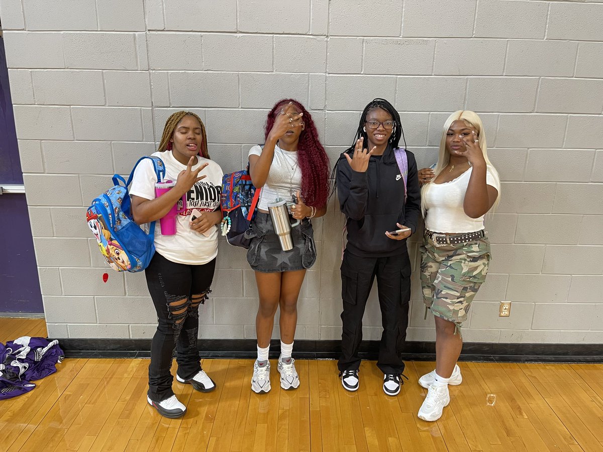 LadyPack_Hoops's tweet image. The 🏀 senior crew! 🥹Class of 2025💜🐾
#TheyGrowSoFast