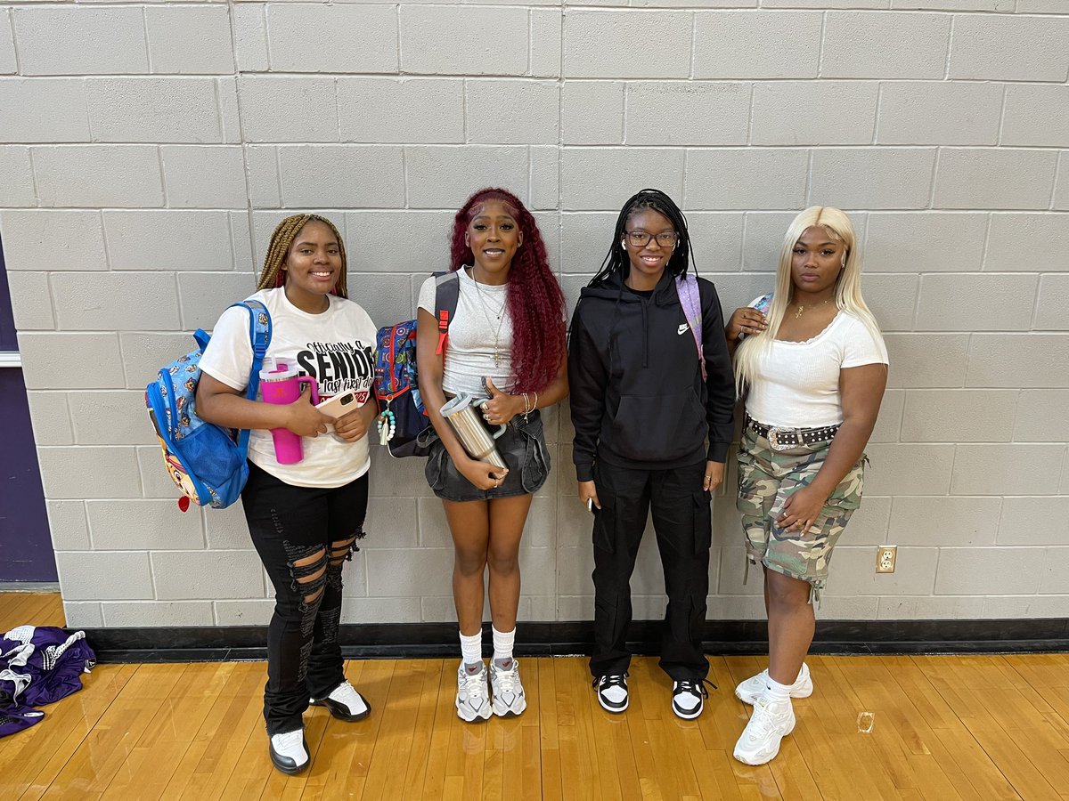 LadyPack_Hoops's tweet image. The 🏀 senior crew! 🥹Class of 2025💜🐾
#TheyGrowSoFast