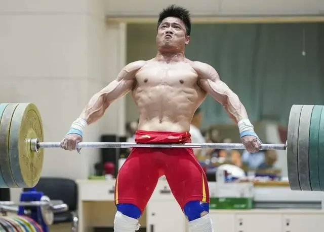 BeijingDai's tweet photo. Congratulations to the Chinese team for winning two gold medals in weightlifting. 

There are 10 gold medals in weightlifting at the Paris Olympics, while there were 14 at the Tokyo Olympics. The important reason for this change is that China is too strong in this event.

Due to the monopoly of gold medals in swimming by white athletes, swimming has always been the main event for Olympic gold medals, with over 30 gold medals for various swimming styles, lengths, medley, and relays. Fortunately, the Chinese swimming team is also coming.
