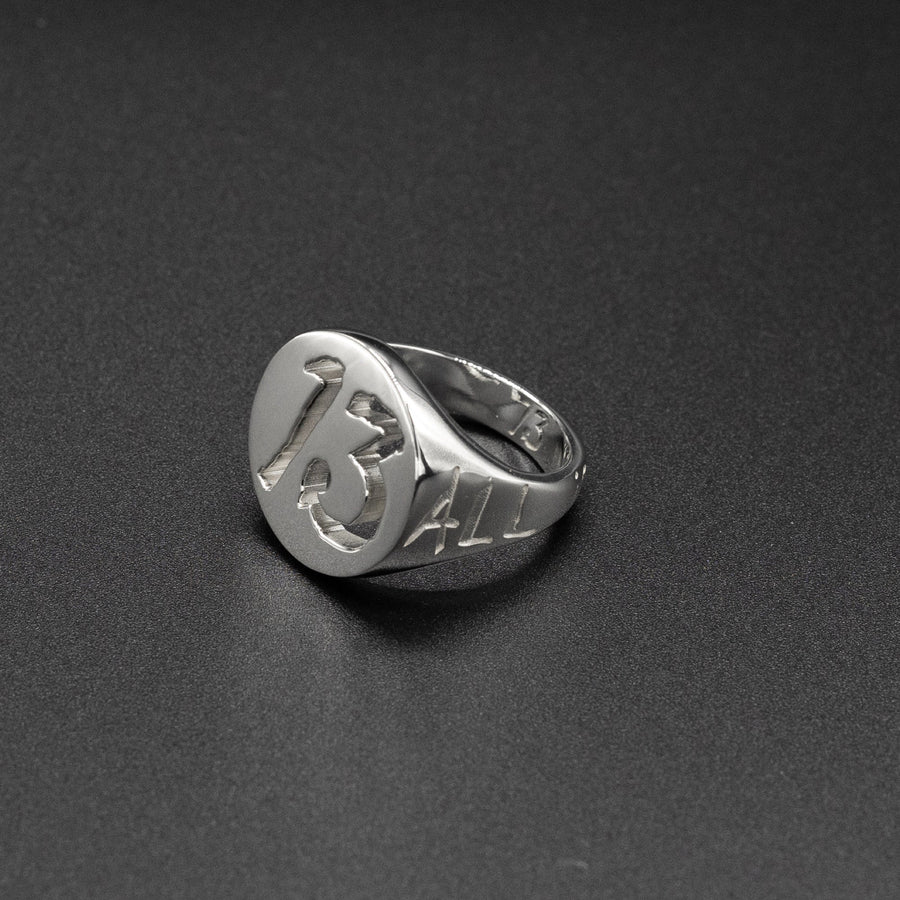 Pleasant_Meadow's tweet photo. Does it say anywhere what is inscribed around the bands of these 2 rings? Can't make them out.
"Quarter Past Midnight" = Bou...??
"13" = ALL...??
#JohnnyDepp @JohnnyDeppNFT #signetrings https://t.co/rWTQ56oDHU
