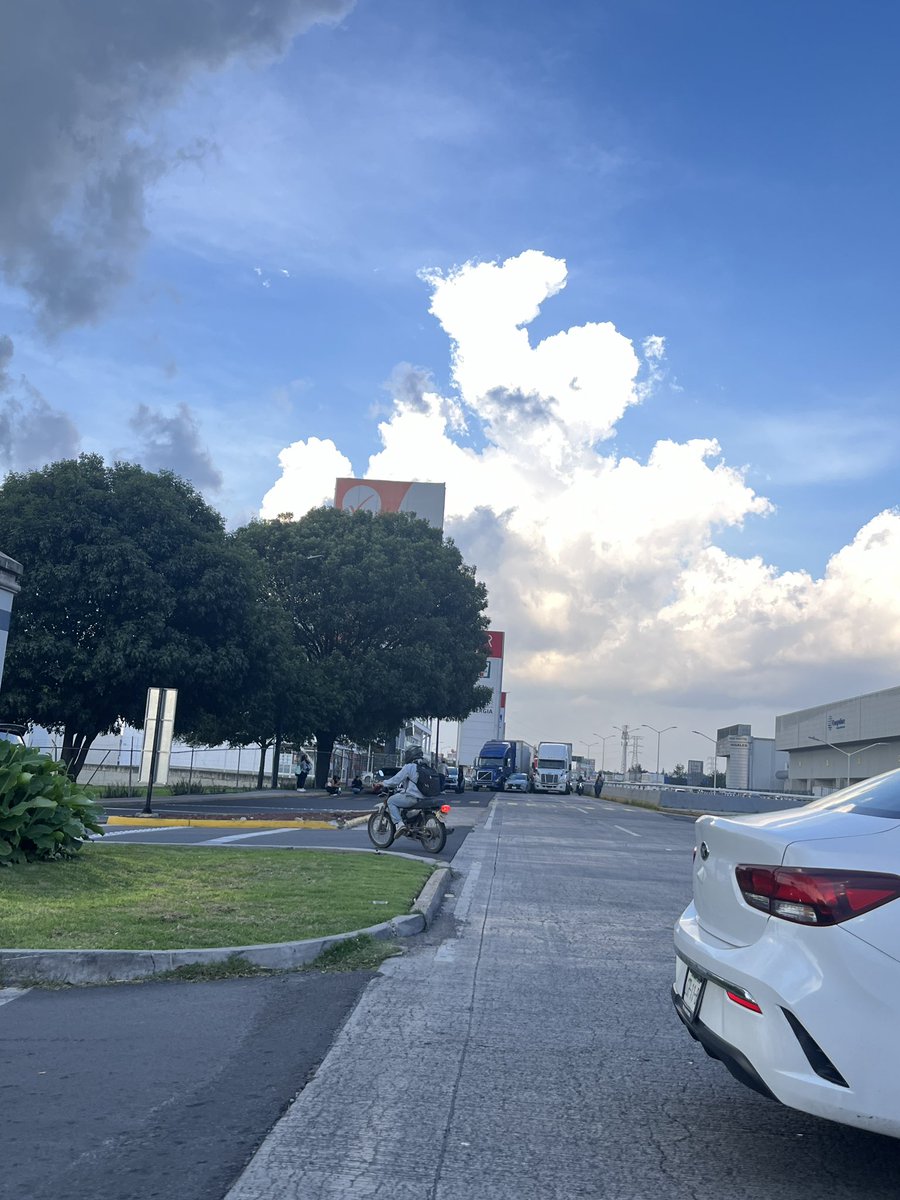 Choque sandwich en Lateral Carretera a Vallarta afuera de Technology park sentido hacia Vallarta <a href="/Trafico_ZMG/">TráficoZMGuadalajara</a>