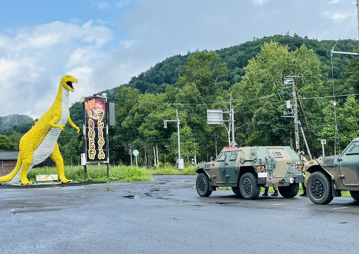 kinoko_oukoku's tweet photo. おはようございます。本店です。
マイケルと自衛隊車両。
撮影許可を頂きありがとうございます。なんだか映画を観ているよう…。
自衛官の皆様、日本ときのこ王国を守ってくれてありがとうございます。暑い中お疲れ様です！
#自衛隊
#きのこ王国
#マイケル勝てない
#自衛官の皆さん
#ありがとう https://t.co/eg3mRS0UAB