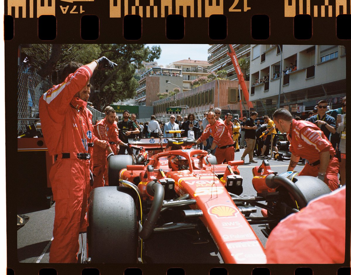 aquí está la foto chida del gp de mónaco. me siento muy agradecido por ese día cuando subí al podio con mi compañero. voy a crear más buenos recuerdos con ferrari hasta que termine esta temporada.