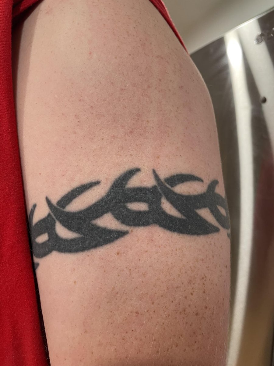 elleniumfalcon's tweet photo. Takes his shirt off and there's this bad boy there https://t.co/efp33ksHux