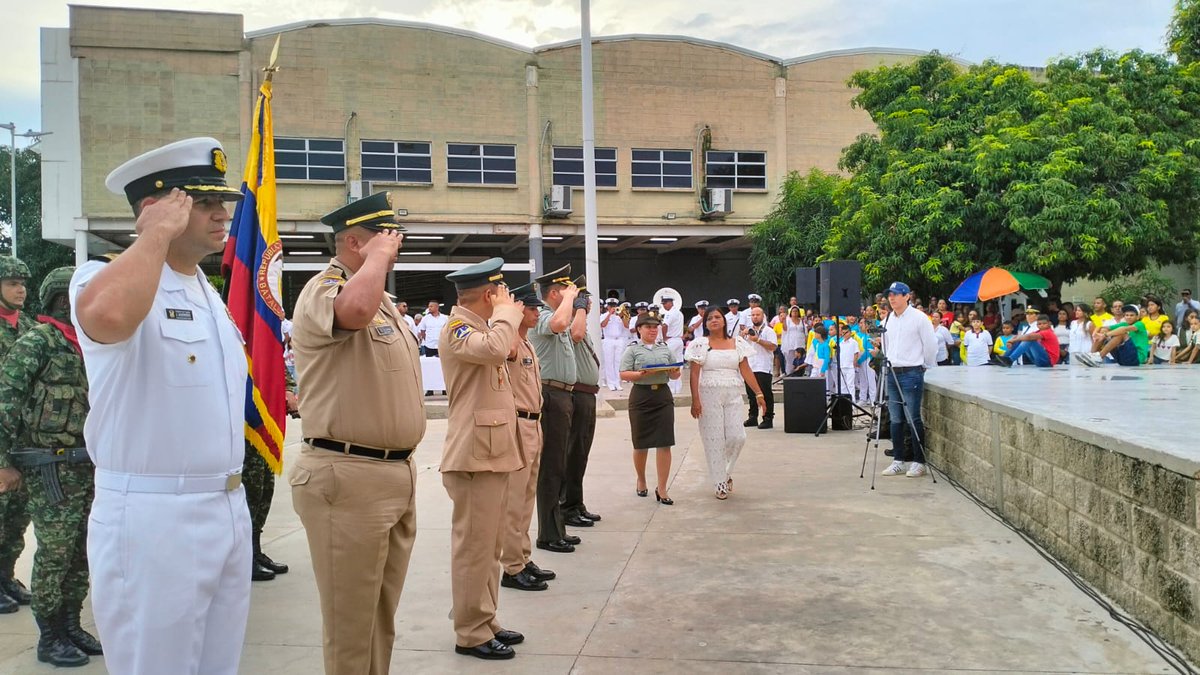 Ejercito_Div1's tweet photo. Desde el #Atlántico, en compañía de la @AlcaldiaSantoto, se conmemoró el aniversario 214 de @COL_EJERCITO, con una ofrenda floral, una parada militar, y por parte de la alcaldía, condecoraciones al personal militar del #BIVER2. 
#NuestroCompromisoEs🇨🇴 https://t.co/u9QK3NsQ0w