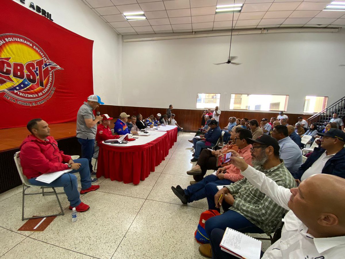 Tomando acciones, entre los representantes de distintos sectores sindicales del #país. Se  debatió sobre la coyuntura y ratificamos respaldo indiscutible a nuestro Compatriota Presidente Bolivariano <a href="/NicolasMaduro/">Nicolás Maduro</a>, hacia una nueva era de estabilidad económica.

#DesinstalaElOdio
