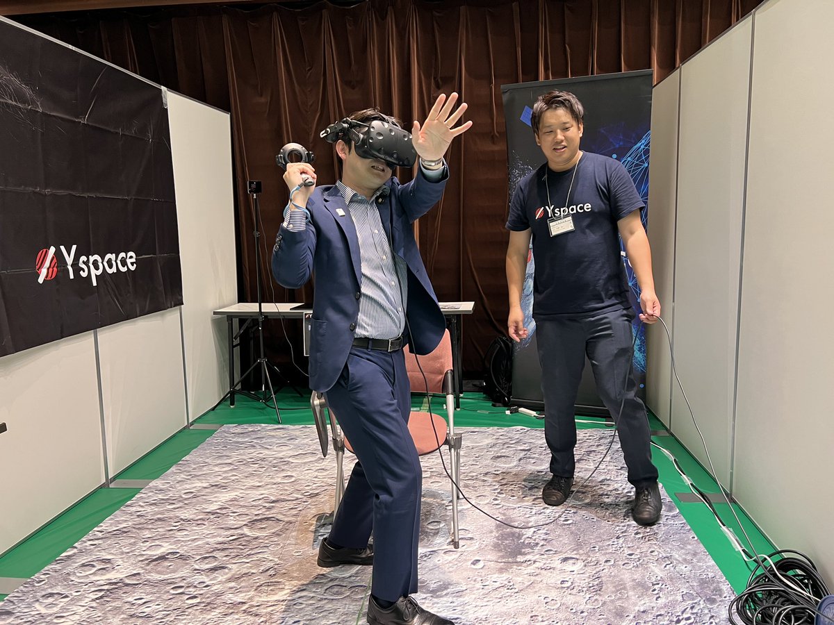 TeamYspace's tweet photo. #こども霞が関見学デー にて安江政務官に月面VRを体験して頂きました！
@yasue_nobuo @GoichiKawasaki 

本日も月面VR体験を実施しますので、皆さまお待ちしております！
整理券が必要なため、お早めにお越し下さい🙇‍♂️ ※ご好評頂き、昨日は午前中に整理券配布が終了しました。

#夏休み #VR https://t.co/9VyQNnL9D8