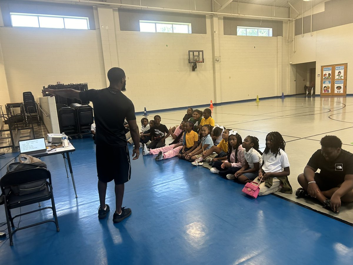 Staceyjaygab's tweet photo. @MilesTigersAPS Roar during this first week of school establishing Essential Agreements, practicing rituals and procedures, and getting acclimated with the Miles Way🤩🥳🤩 @IBinAPS https://t.co/w135i0a9N9
