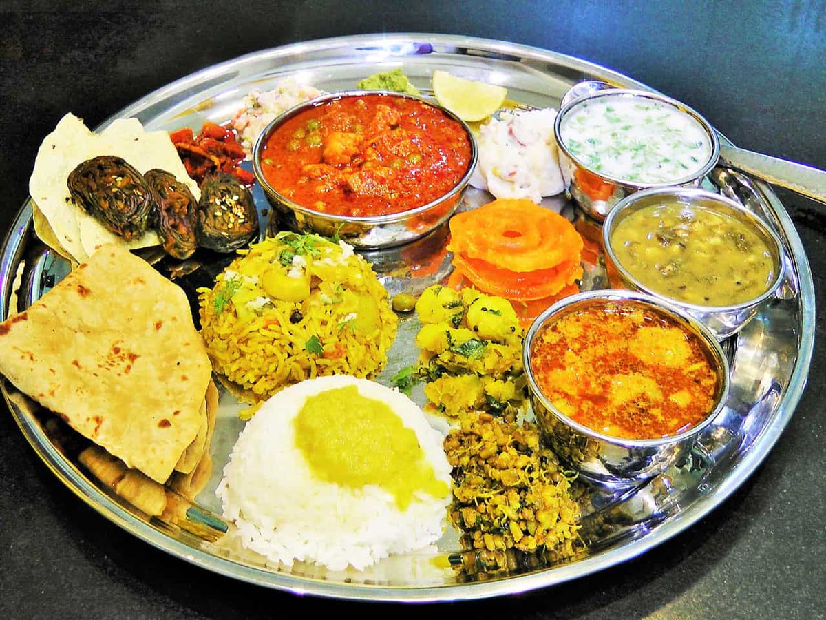 DishwithDisha's tweet photo. Experience the rich flavors of Maharashtra with this delicious Maharashtrian Thali! 🍛🌶️ #MaharashtrianThali #IndianCuisine #spicyfood #Curry https://t.co/qXQ9NVltHs