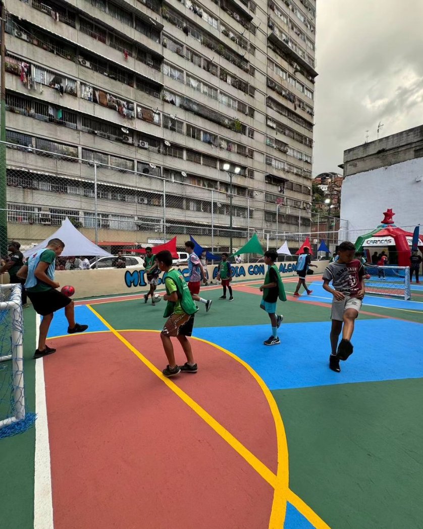 Con el Plan Mi Cancha Bella, rehabilitamos este nuevo espacio deportivo en San Agustín, que es el número 14. Una obra de la <a href="/AlcaldiaDCcs/">Alcaldía De Caracas</a> mediante el <a href="/fondec_ccs/">FONDEC</a>, para el disfrute de toda la comunidad.

#DesinstalaElOdio
