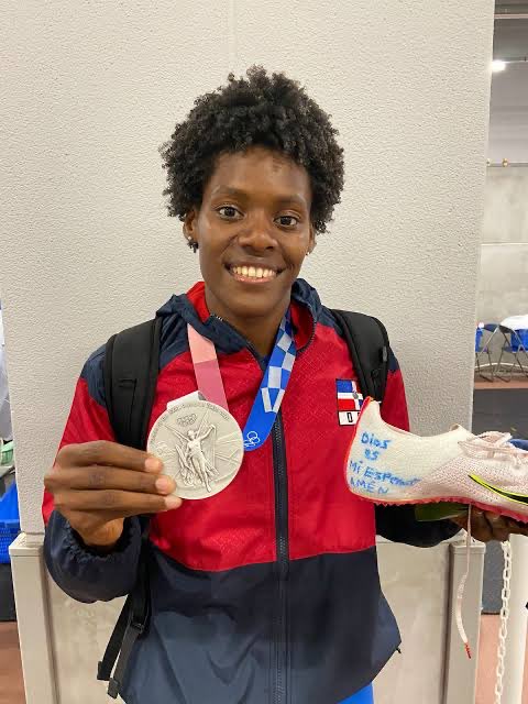 ¿Adivinen quién pasó tranquilamente a la final de 400m planos femeniles? Sí, la dominicana Marileidy Paulino. Esa que en los juegos pasados sacó su Biblia cuando consiguió la medalla de plata y corrió con zapatos que decían “Dios es mi esperanza. Amén.”

Hoy es candidata al oro.