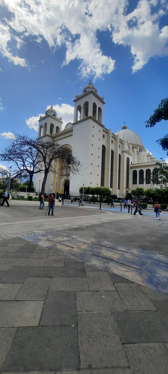 Passionread7's tweet photo. Me preguntaron, que porqué siempre le tomaba foto a la catedral... mi respuesta es que no todos los días se puede observar el mismo cielo, ni las mismas personas, cada foto tiene algo diferente y trasmite un sentimiento diferente.

Pdt: no es mi mejor foto. https://t.co/YchHiaahok