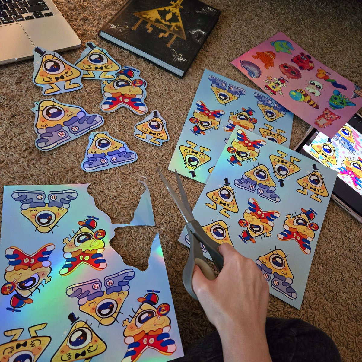 honeypaws_art's tweet image. kinda got the feeling I'm being watched