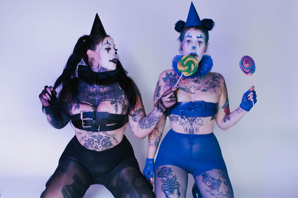 Ya'll like clowns? Me &amp; <a href="/Sapphire_DDream/">SapphireDayDream</a> do 🖤💙