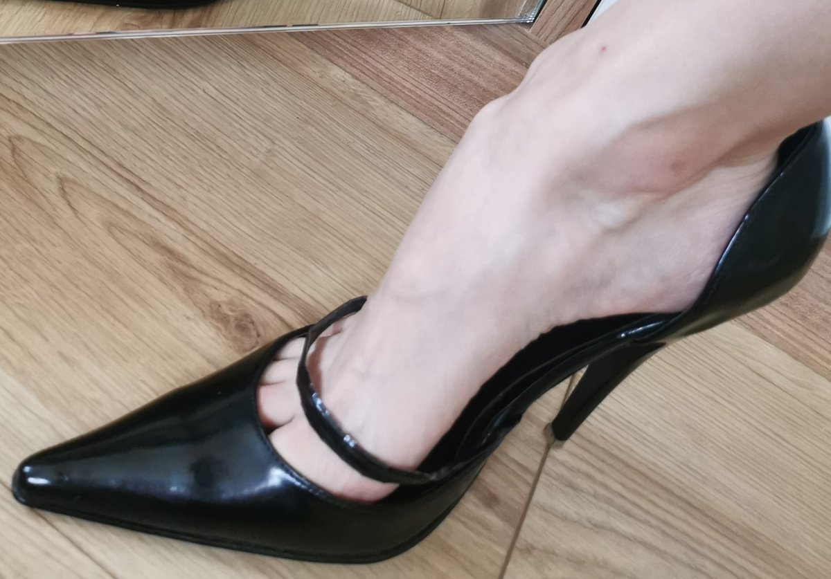 sadoaniol's tweet photo. My shoe is waiting to be thoroughly licked by a slave's tongue👅👠😋 https://t.co/HU3Xbvo1Hn