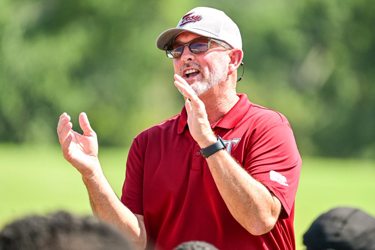 TroyTrojansWG's tweet photo. HC Randy Keck stopped in on @TroyTrojansFB practice today to speak with the team following their morning workout.

#OneTROY ⚔️⛳️ https://t.co/8XdTFjJoNM