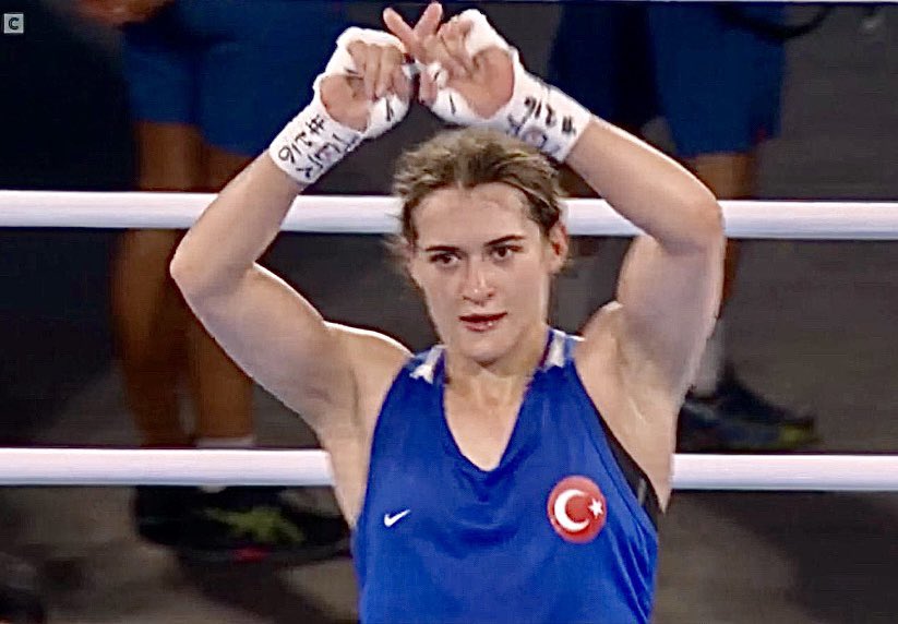 Boxeadoras forzadas a combatir contra hombres y que pierden en la injusticia protestan como pueden. Hacen el símbolo de “XX”. 

Son Staneva y Kahraman. Son valientes, pero qué pena que tengan que serlo.