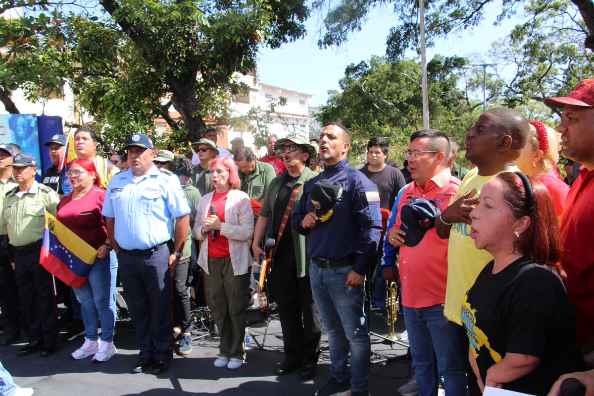 Jateranoficial's tweet photo. Por eso en unidad perfecta cívico-militar y policial le decimos al pueblo de Venezuela y al mundo que La Guaira es tierra de paz, que habrá justicia y por eso crearemos un museo contra el fascismo para contar nuestra historia y que no haya más víctimas de la guerra cognitiva https://t.co/GPj1xGf3ur