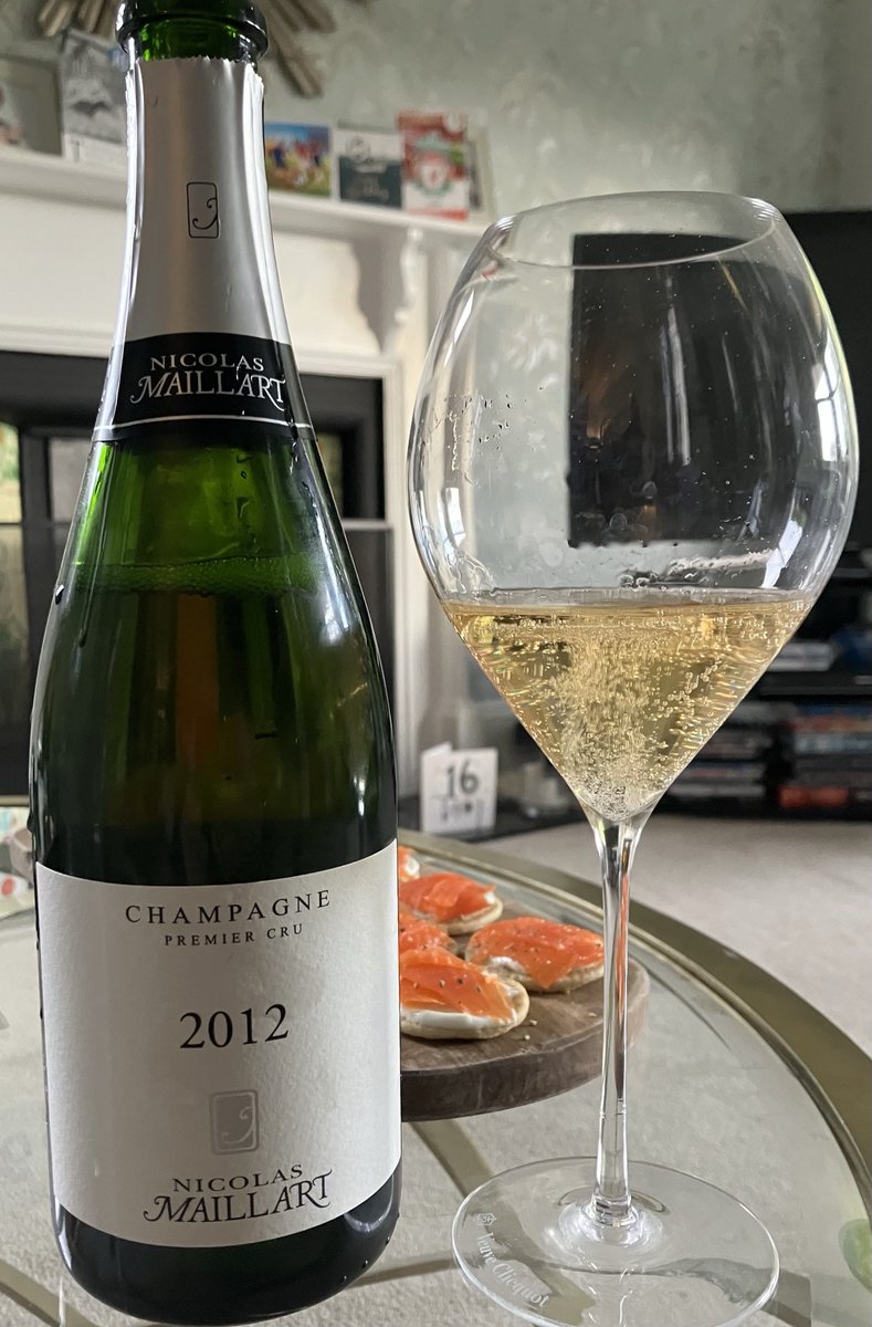 Top quality grower champagne. A wonderful PN/Chardonnay blend by Nicholas Maillart. Brioche and re fruits with lots of fruit and lemon and very long finish #champagne