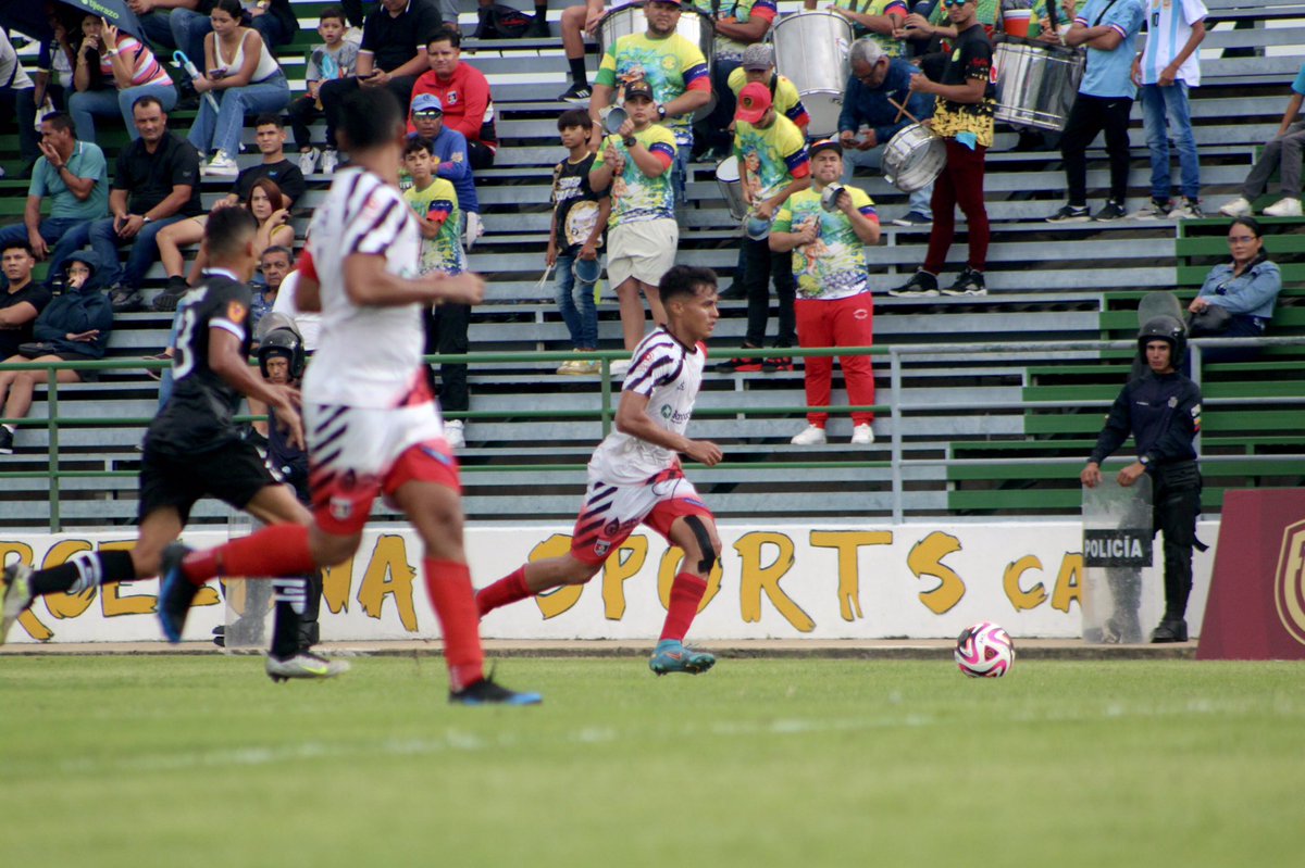 Atleticolacruz's tweet photo. #LigaFUTVE2 | Medio tiempo 

Imágenes de la primera mitad en Barcelona Sport Center 🏟 

Anzoátegui FC 1-0 Atlético La Cruz 

😡 Aquiles Ocanto 32’ 

📸: @pablo_forta

#EstoEsLaCruz 🔴⚫️ https://t.co/7XNjWR3k2P