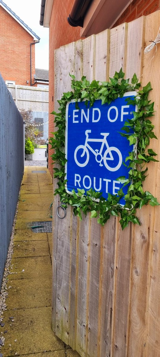 Samanthawinnet1's tweet photo. You never know what you might find on a walk about town #junkshop #recycling (🤣) . #garden lights #gardens #cycling https://t.co/rO4WkuCcyg