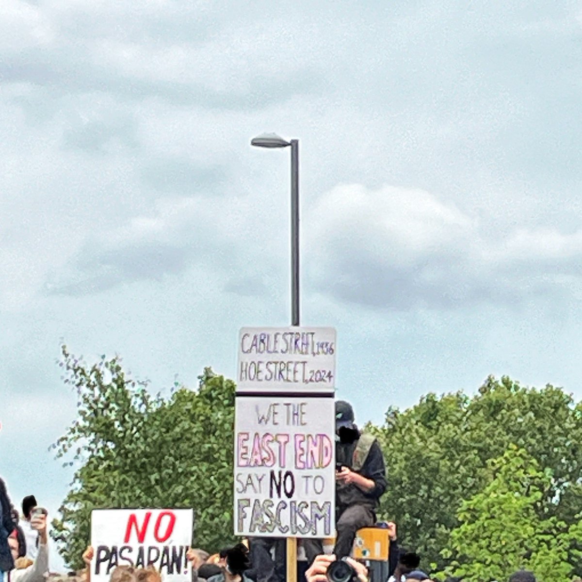 Big_Joanie's tweet image. A handful of messages from the 10,000 people strong counter demo at Walthamstow ✊🏿❤️☮️