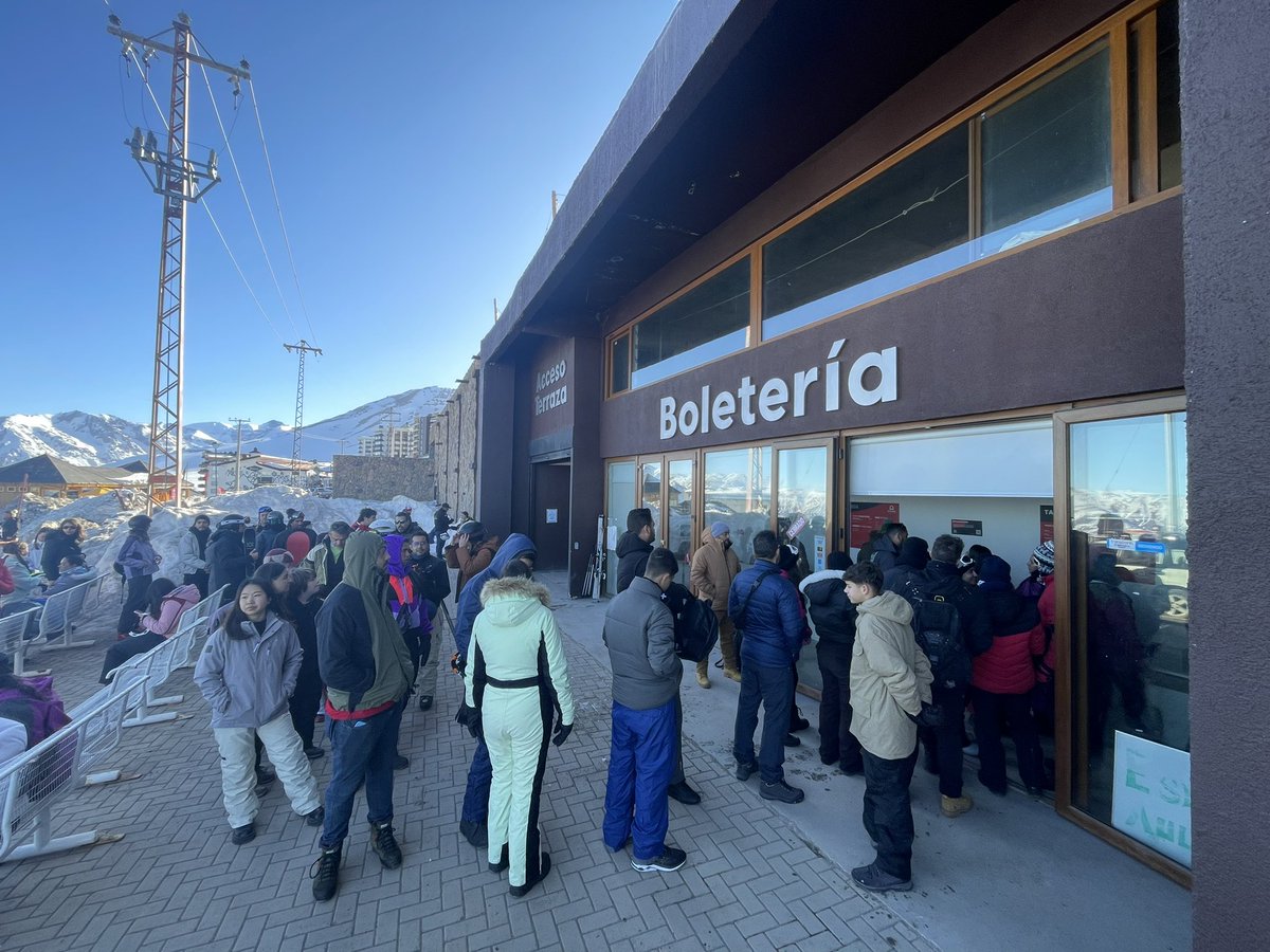 rsarralde's tweet photo. @elcoloradofare para olvidar + de 2 hrs para válidas y retirar unos ticket  y se supone que tienes sistemas de última generación. Prom15 minutos p/p en la ventanilla..Y en la tarde choca un esquiador a mi mujer rotura ligamentos adiós maratón de Tokio y servicio C no contestan. https://t.co/CO6HoeVysX