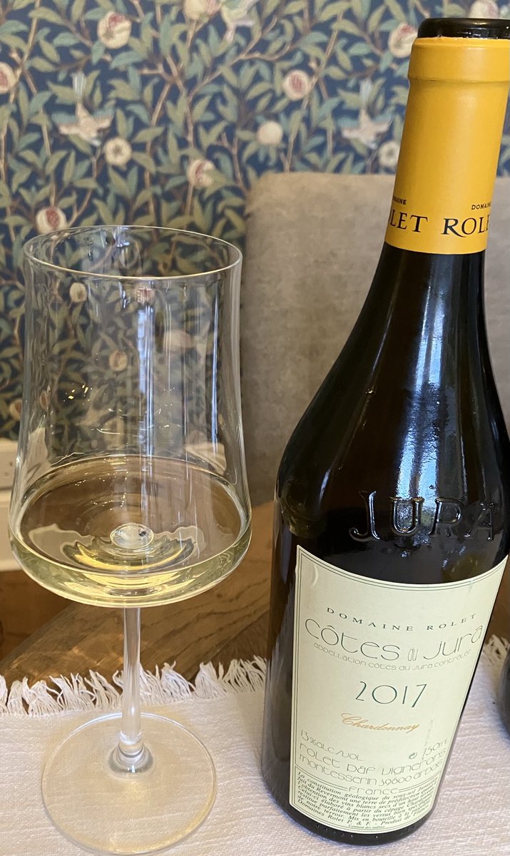 Cotes du Jura Chardonnay from Domaine Rolet. Fantastic nose of almonds with lemon verbena. No sign of oak. Clean and wonderful fruit with long finish. 👍👍