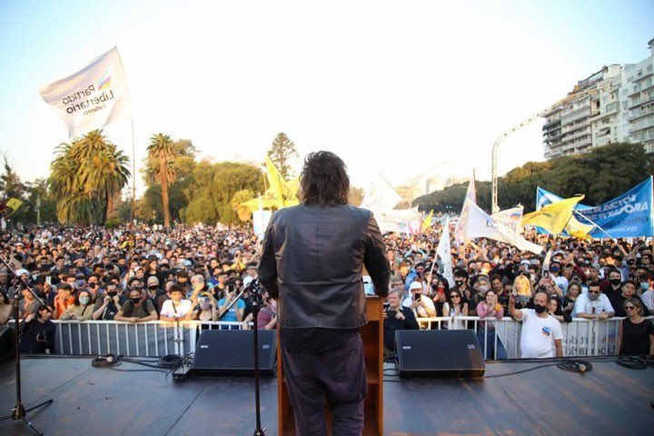 JMilei's tweet photo. Hace tres años arrancaba mi carrera formal en política (Plaza Holanda)...
VIVA LA LIBERTAD CARAJO https://t.co/eII1zdQpn7