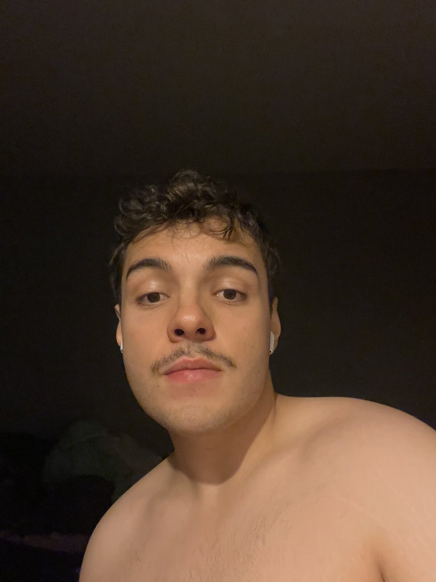 Rouxiuum's tweet image. J&apos;aime trop la moustache finalement 😭😭😭❤️
