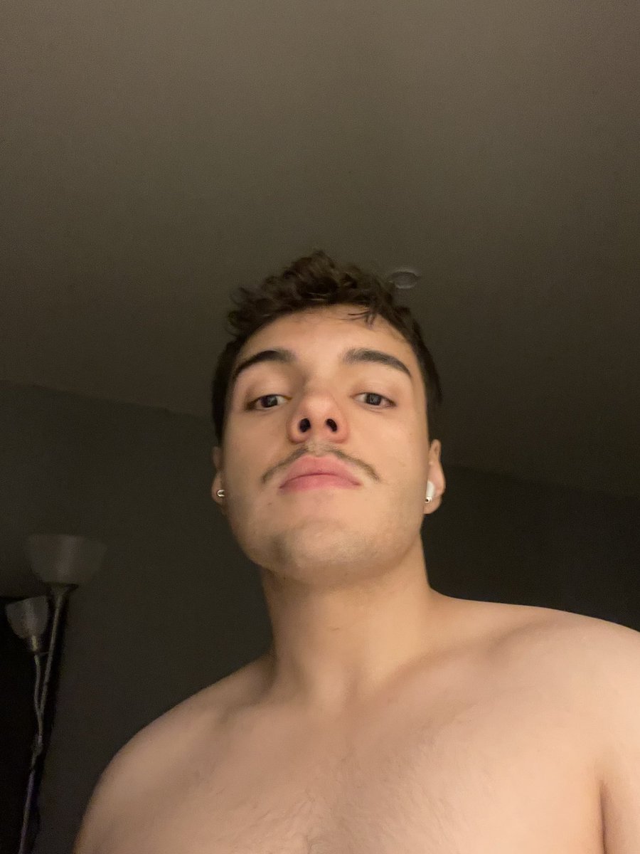 Rouxiuum's tweet image. J&apos;aime trop la moustache finalement 😭😭😭❤️