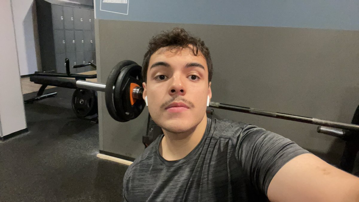 Rouxiuum's tweet image. J&apos;aime trop la moustache finalement 😭😭😭❤️