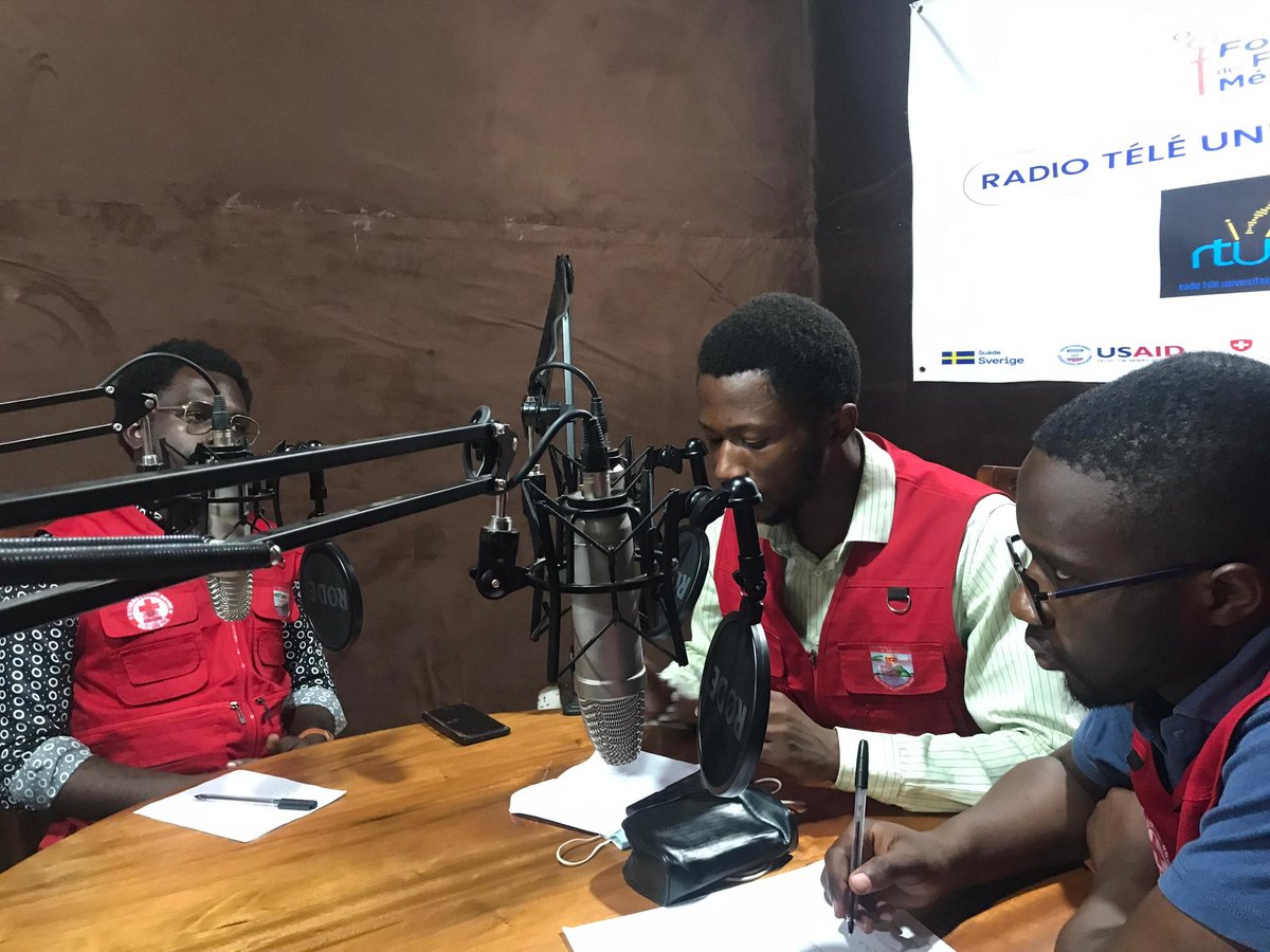 croixrougeucb's tweet photo. La @croixrougeucb a tenu une émission radio le lundi 05 Août 2024 sur les ondes de la radio télé universitaire de l'@ucbukavu intitulé un environnement sain pour une bonne santé.
Prenons soins de notre environnement !!
#limitlessIFRC
#TogetherWeAreLimitless
#Youth4theClimate https://t.co/XRpvO22E33