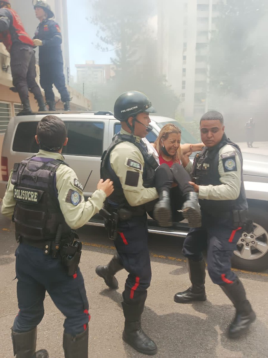 PolisucreOficia's tweet photo. #07Ago | Residentes de un Edf. Ubicado en la calle 04 fueron sorprendidos por  la emanación de gases producto de un incendio que se inició  en el área de estacionamiento, el cual, ameritó la intervención inmediata de nuestros funcionarios.

#ServiryProtegerPMS https://t.co/qqGAJI8wRw