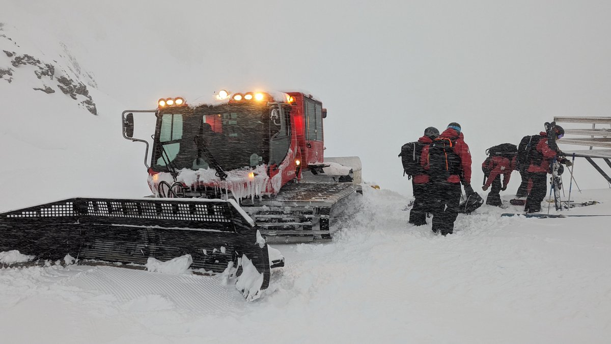 palisadestahoe's tweet image. We have a secret weapon here at Palisades Tahoe, and his name is Hunter Lamer. Hunter is a snowcat operator with a knack for photography, and his perspectives offer a unique glimpse behind the scenes on the mountain.

See more of Hunter's photos:
blog.palisadestahoe.com/stories/photog…