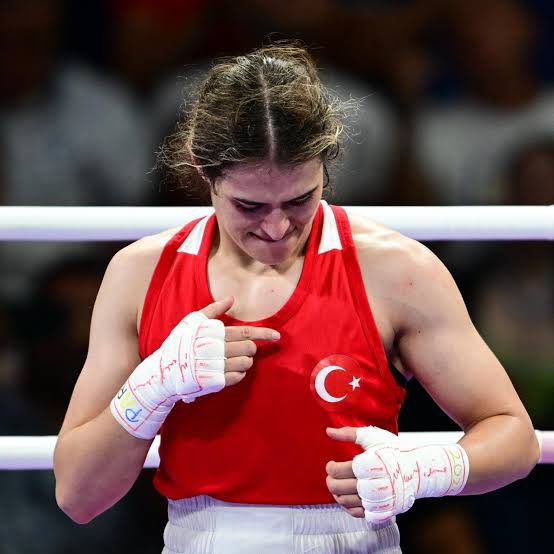 MahinurOzdemir's tweet photo. Yarı finalde 3. olarak olimpiyatlardaki hanemize bir madalya daha ekleyen milli boksörümüz Esra Yıldız Kahraman’ı gönülden tebrik ediyorum. 🥊 🥉 

Azimle mücadele ederek bayrağımızı dalgalandırdın, seninle gurur duyuyoruz. 🇹🇷 https://t.co/VEMoSbqgSz